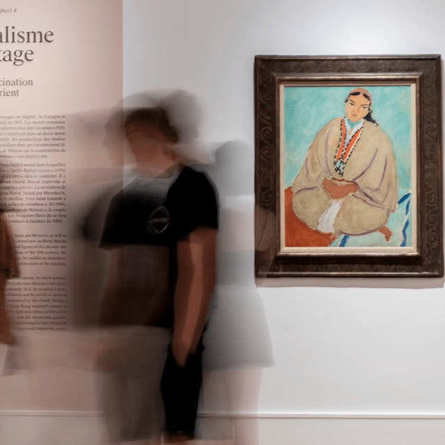 Des spectateurs de l'exposition Matisse et Saint Laurent au Musée Matisse devant une oeuvre.