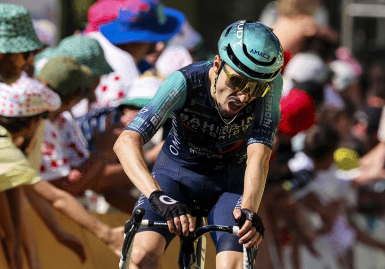 Le cycliste Cannois Lenny Martinez avec son maillot bleu de la Bahrain Victorius, bouche grande ouverte à l'arrivée d'une étape.