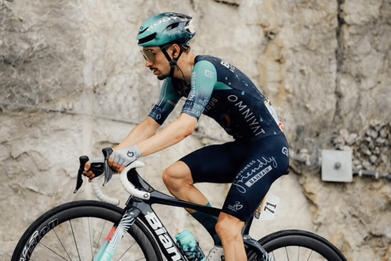 Le cycliste Cannois Lenny Martinez sur son vélo avec sa combinaison bleu.