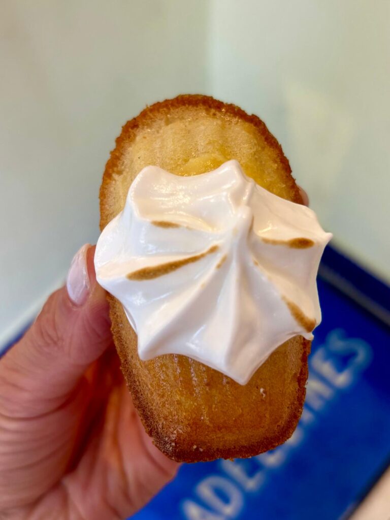 Une Madelaine avec de la meringue sur le dessus.