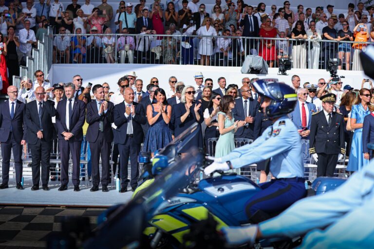 Marine Le Pen à côté de la député Christelle D’Intorni et de Bernard Chaix applaudissent le passage des policier en moto.