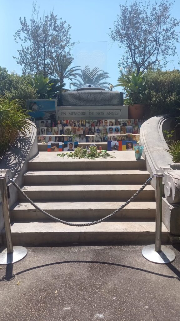 Le monument de recueillement avec des fleurs et objet commémoratifs en tous genres.