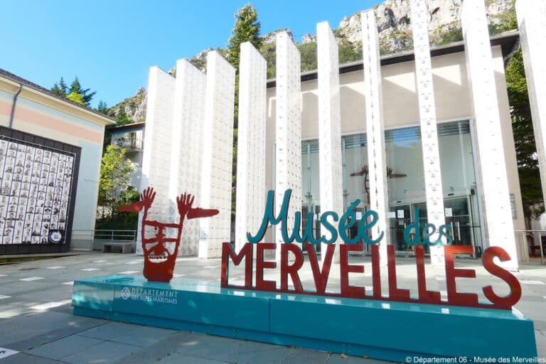 La façade avec des colonnes blanche du Musée des Merveilles de Tende.
