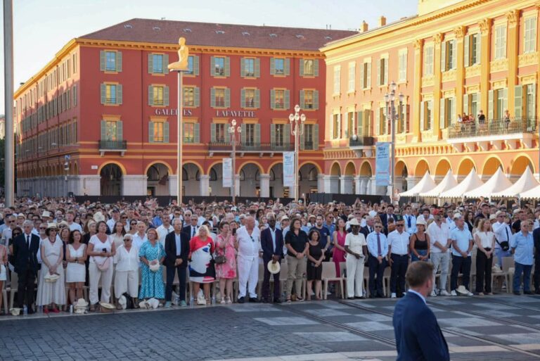 Le public très nombreux à l'occasion des commémorations du 14 juillet 2026 sur la place Massena.
