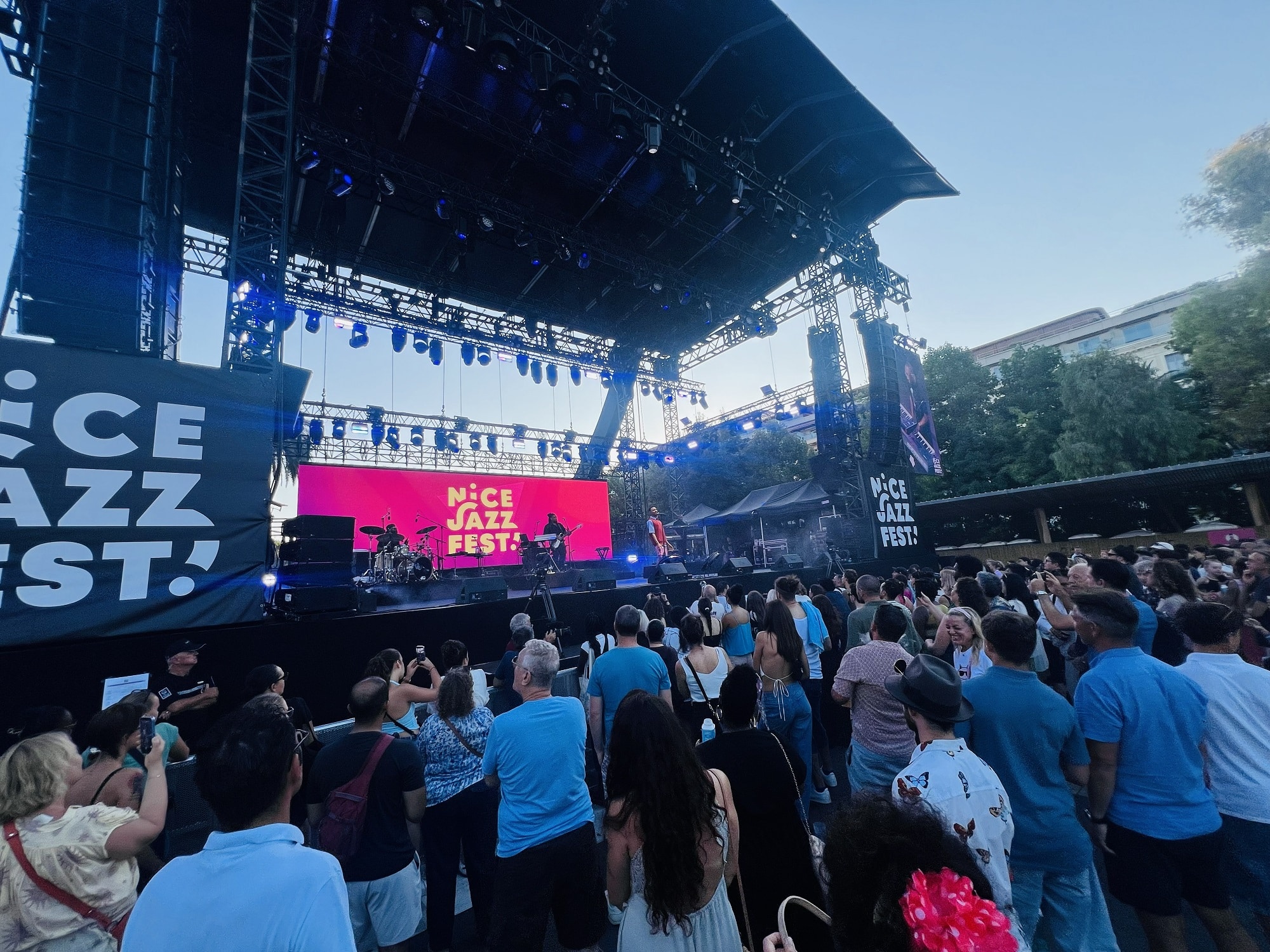 Nice Jazz Fest : Durand Bernarr, Noga Erez et Busta Rhymes enflamment la Place Masséna