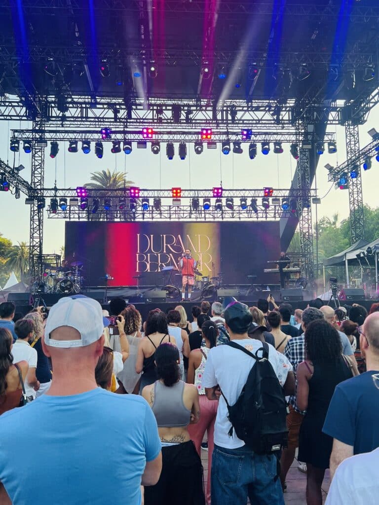 La scène du Nice jazz Fest 2026 avec Durand Bernarr sur scène devant des centaines de spectateurs.