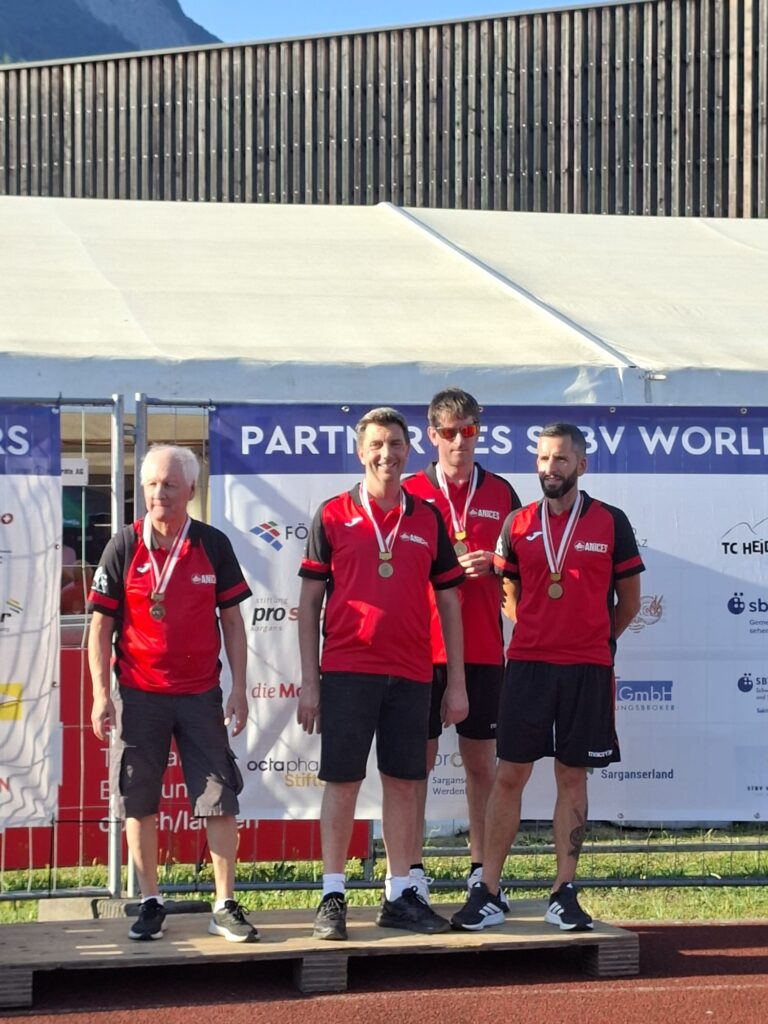 L'équipe Niçoise de Torball sur le podium avec une médaille autour du coup.