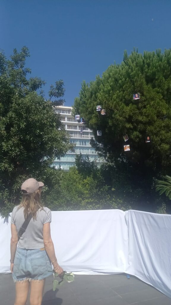 Des portraits de victimes dans les arbres.
