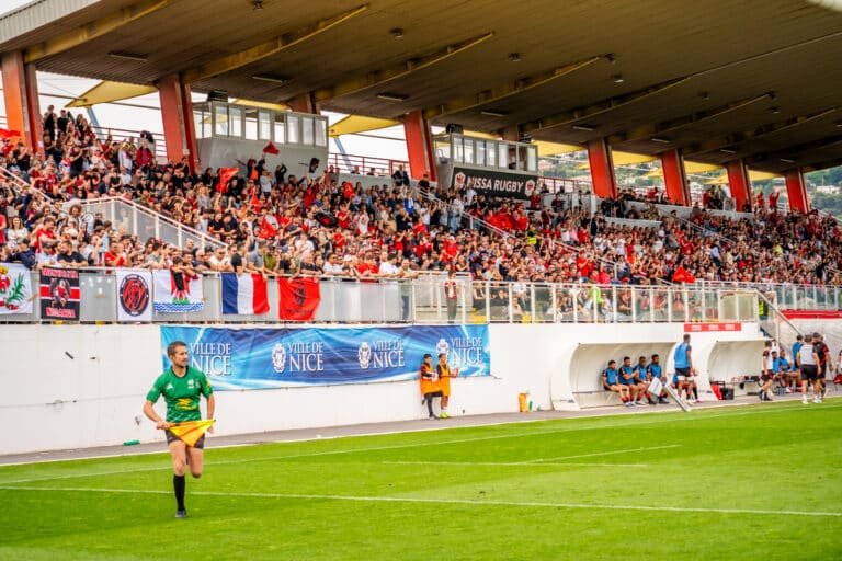 La tribune du club de Rugby de Nice Nissa Rugby pleine.