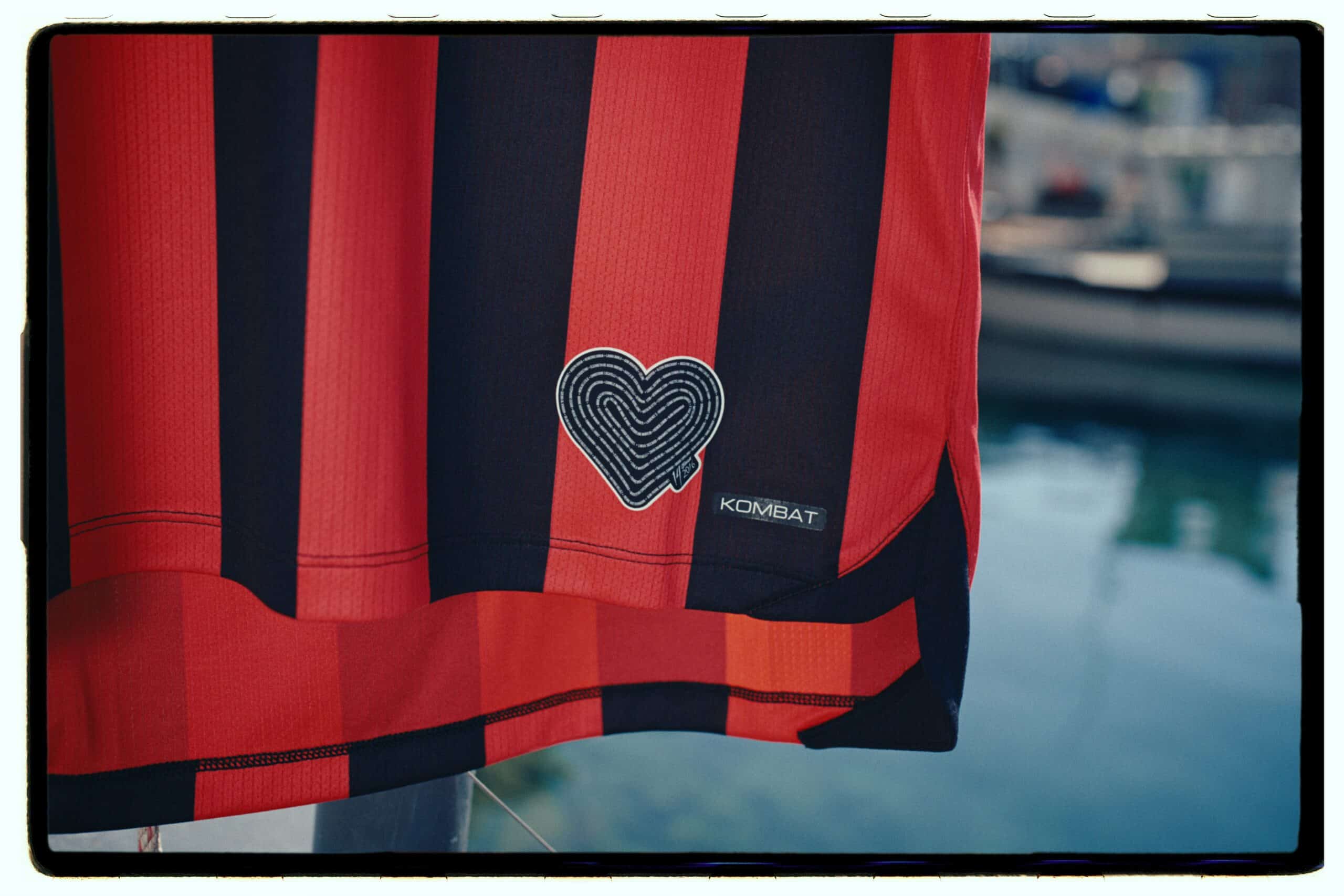 Le coeur sur le maillot de couleur noir/grise.