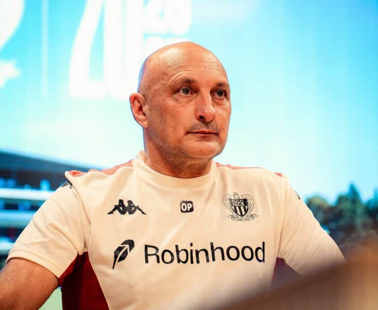 Le nouveau coach de l'OGC Nice Olivier Pantaloni en tee-shirt blanc.