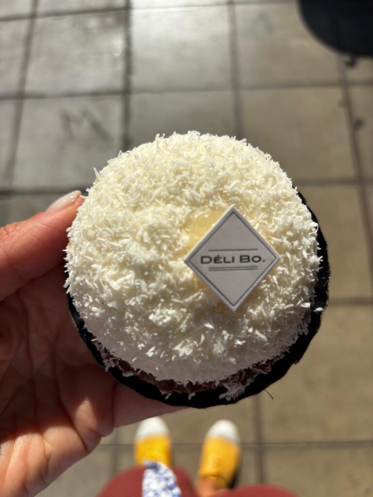 une pâtisserie ronde avec une sorte de rocher coco dessus.