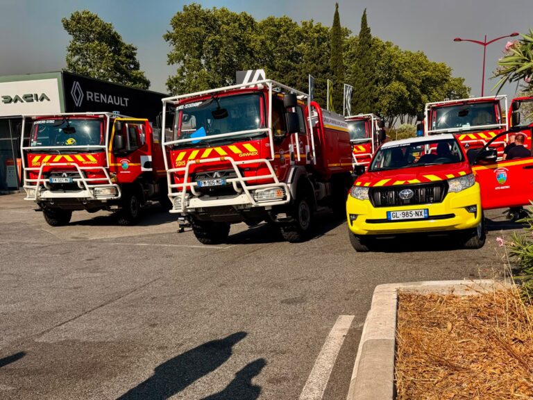 Des camion et voitures de pompier prêt à partir en intervention.