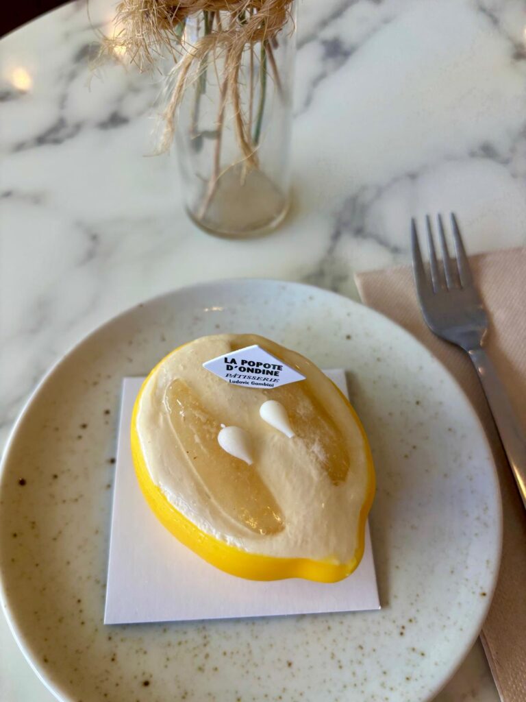 Un trompe l'oeil en forme de citron ouvert avec des faux pépins.