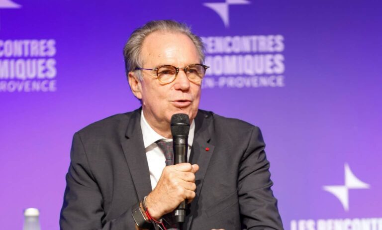 Le président de la Région Sud, Renaud Muselier s'exprime avec un micro à la main.