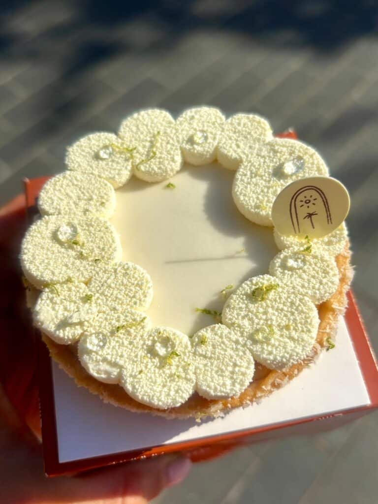 Une tarte avec une décoration en forme de cercle sur le dessus.