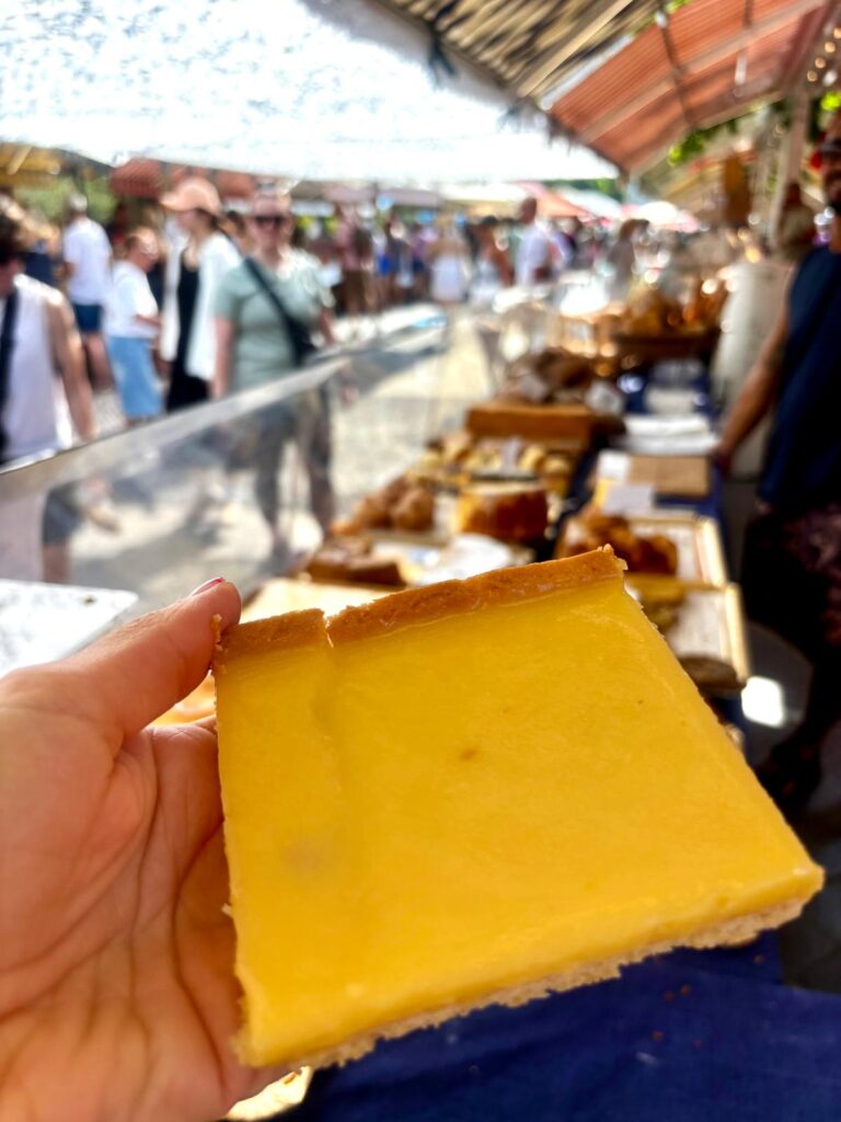 Une sorte de flan épais au citron jaune.