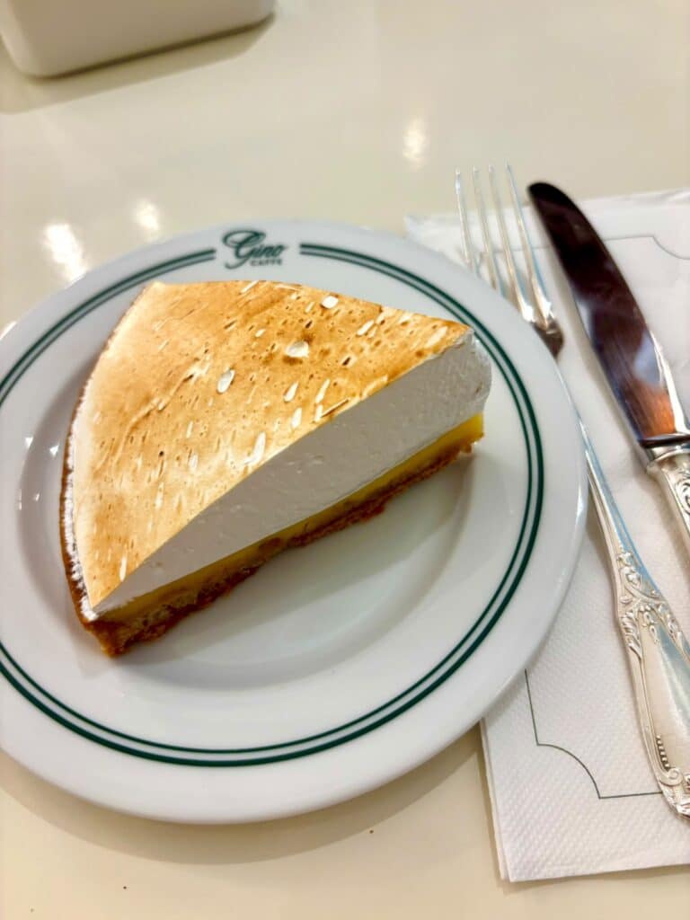 Une tarte façon flan dans une assiette