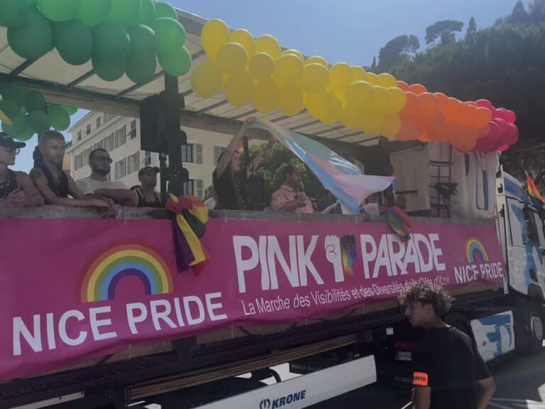 Sur un des chars de la Pink Parade, le représentant d'Amnesty International fait un discours.