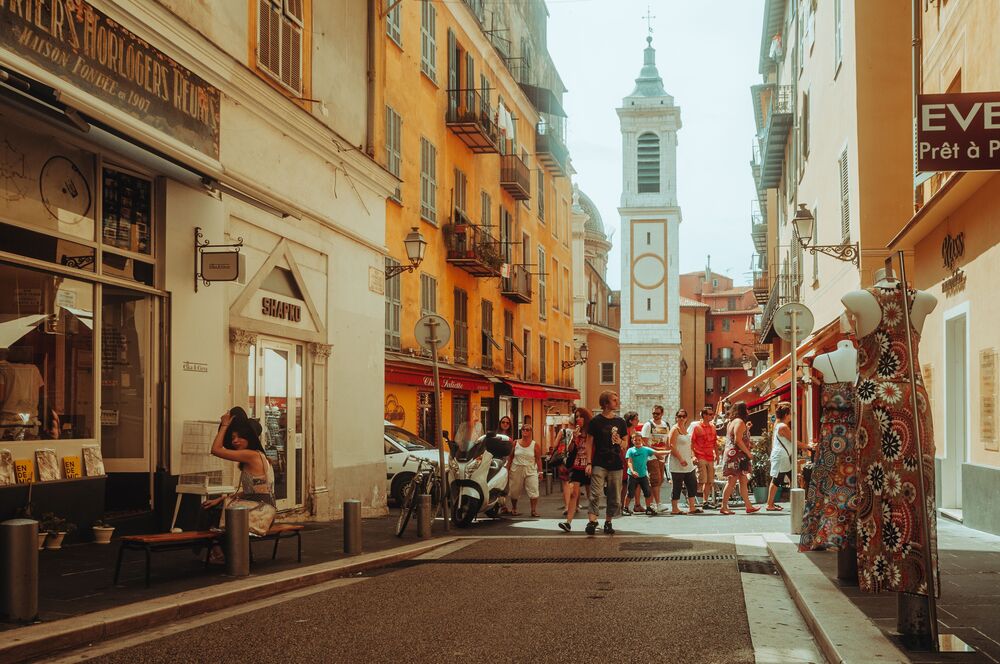 Dans une rue de la vieille ville, les passants flânent et visitent.