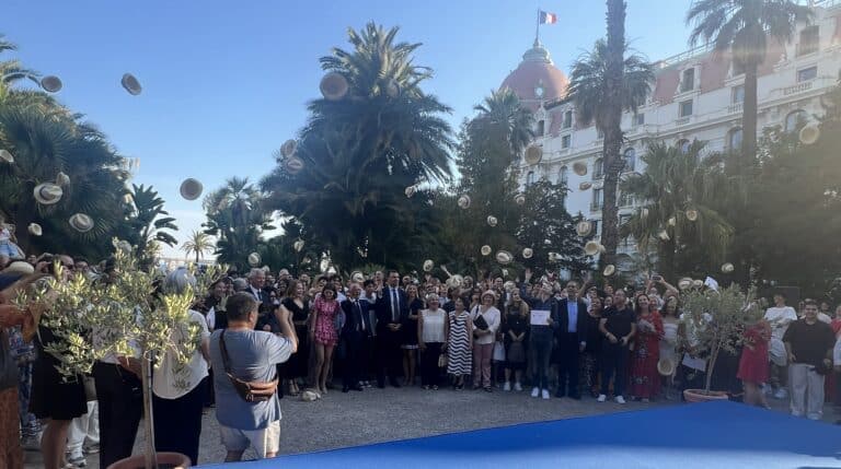 Les baccheliers avec les élus de Nice jettent un chapeau en l'air dans le jardin de la villa Masséna.