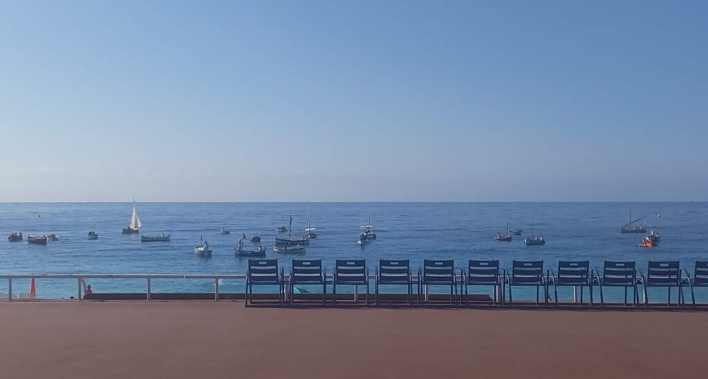 Les bateaux et pointus sur la mer vu depuis la promenade des Anglais.