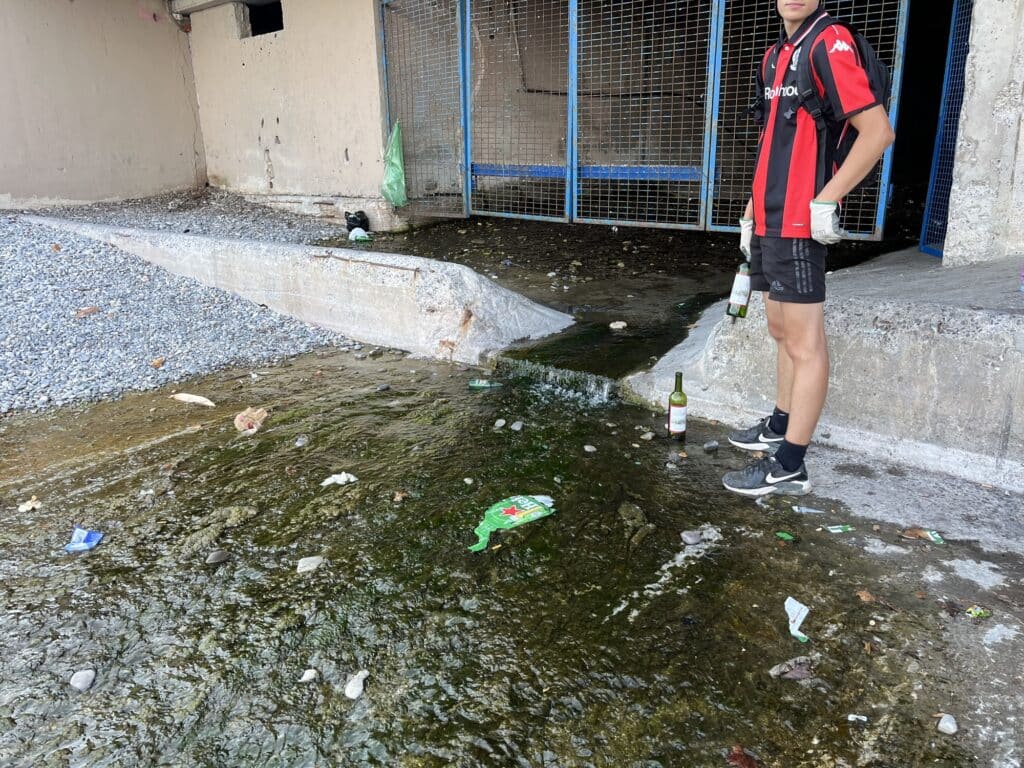 Déchets bouteilles, vetement, sacs plage de magnan