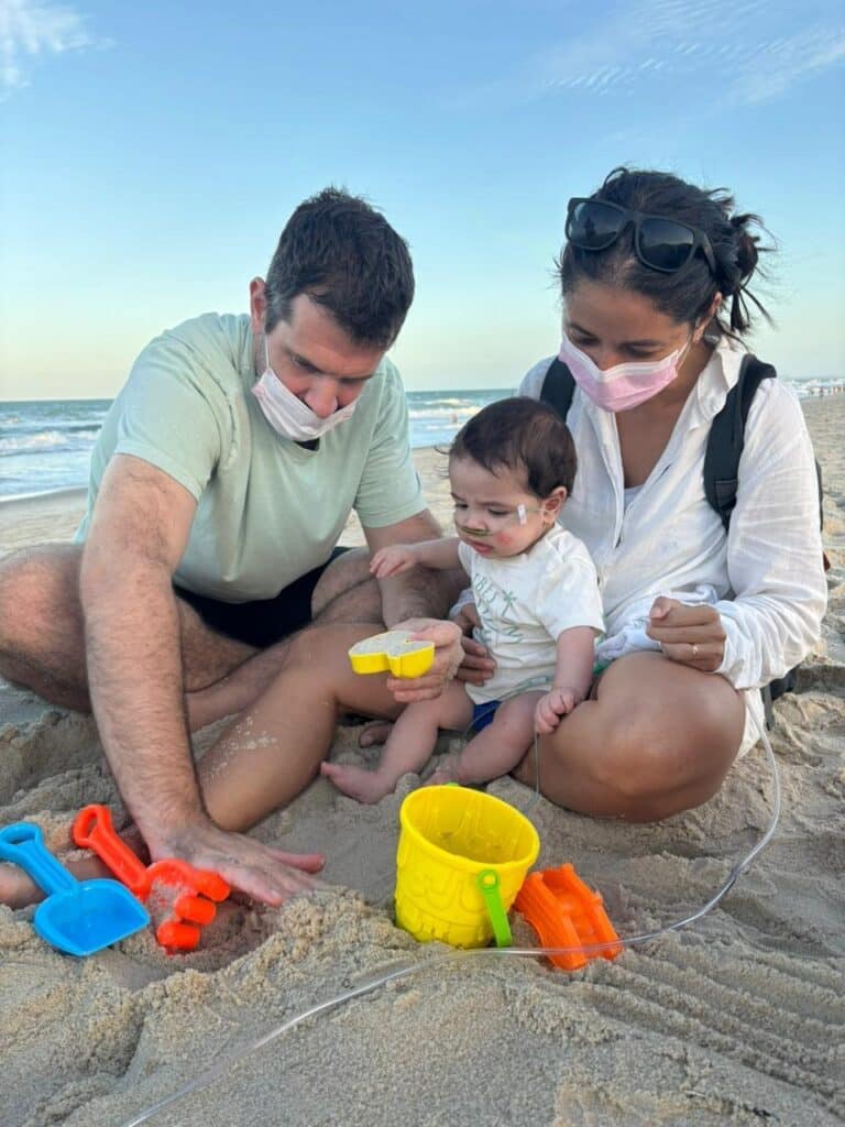 Gabriel et ses parents à la plage