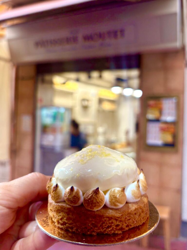 Un sablé Breton avec un dôme en meringue sur le dessus.