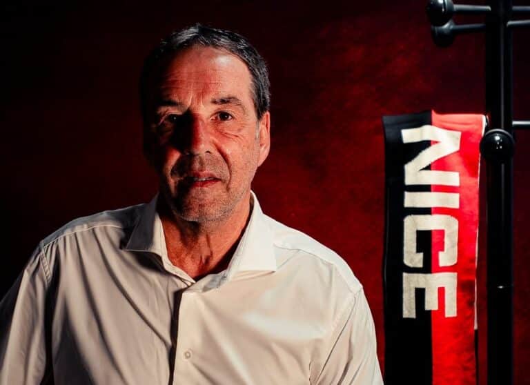 Le nouveau directeur de l'OGC Nice Roger Ricort avec l'écharpe rouge et noir à côté.