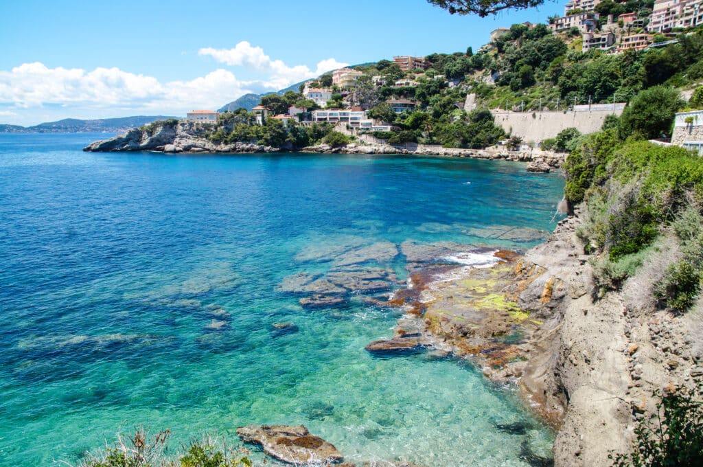 Le setier du littoral de Nice avec ses paysage bleu azur au bord de la méditerranée le long des rochers.