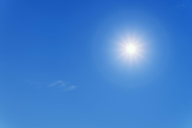 Le soleil brille dans le ciel bleu.