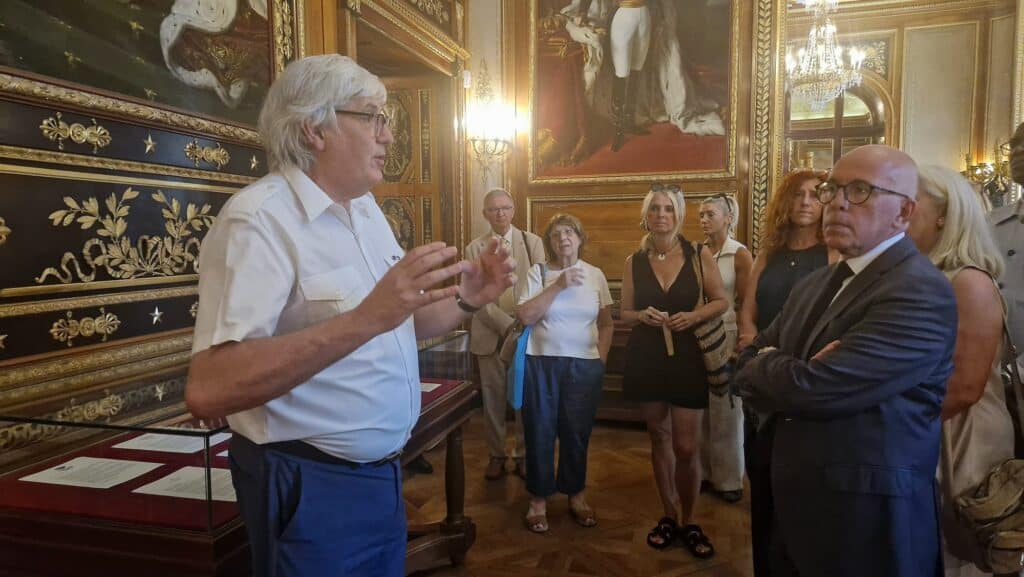 Jean-Pierre Barbero et Eric Ciotti discutent de l'exposition dans la villa Massena.