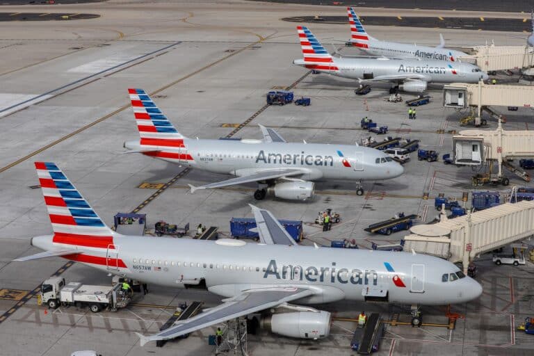 Des avions de la compagnie American Airlines au sol sur le tarmac.