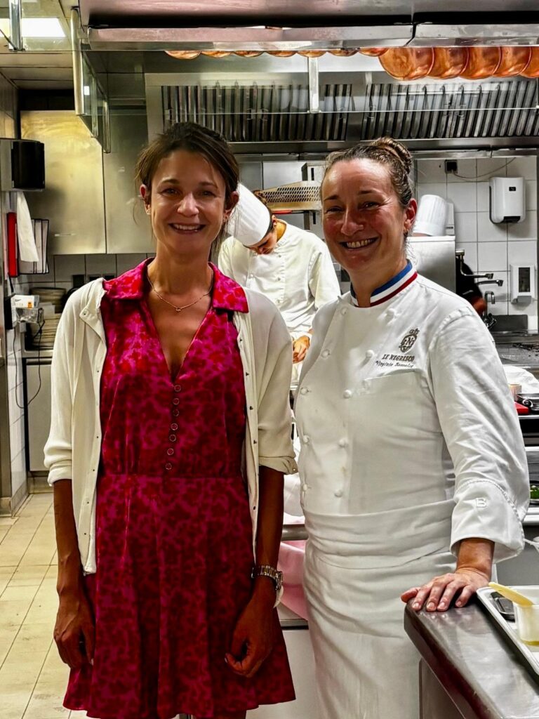 La cheffe Virginie Basselot avec Célia dans la cuisine.