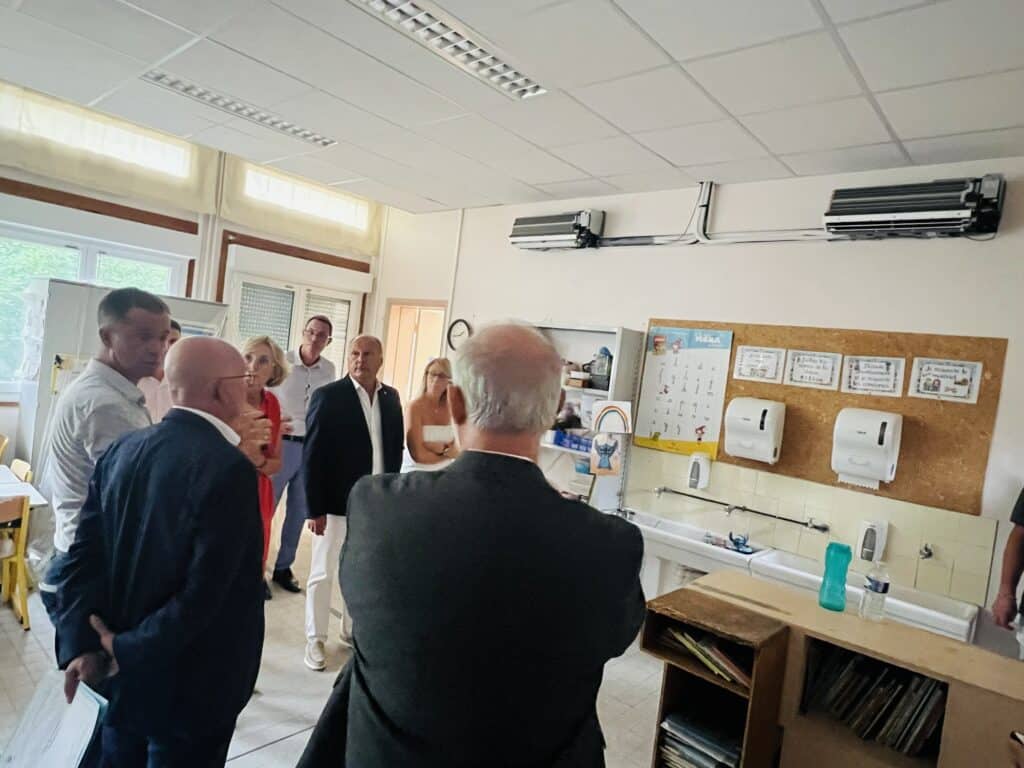 Les élus en visite dans une école de Nice qui bénéficie d'un chantier de rénovation énergétiques. Les élus dont Eric Ciotti font face à l’installation d'une climatisation