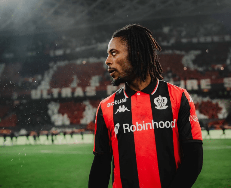 Elye Wahi sous le maillot de l'OGC Nice.