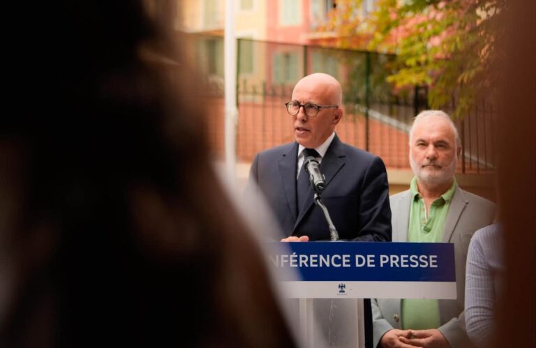 Le maire de Nice Eric Ciotti en conférence de presse.