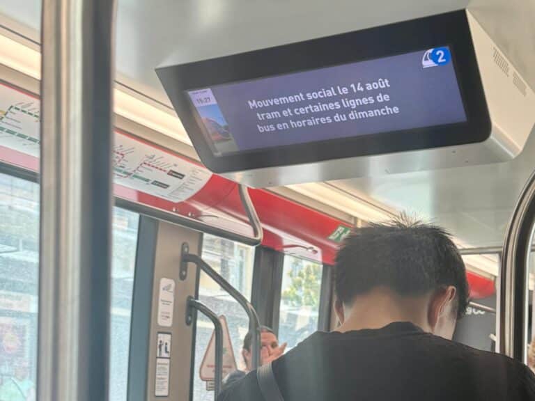 Le panneau d'affichage dans le tramway avec le message d’annonce du mouvement de grève.