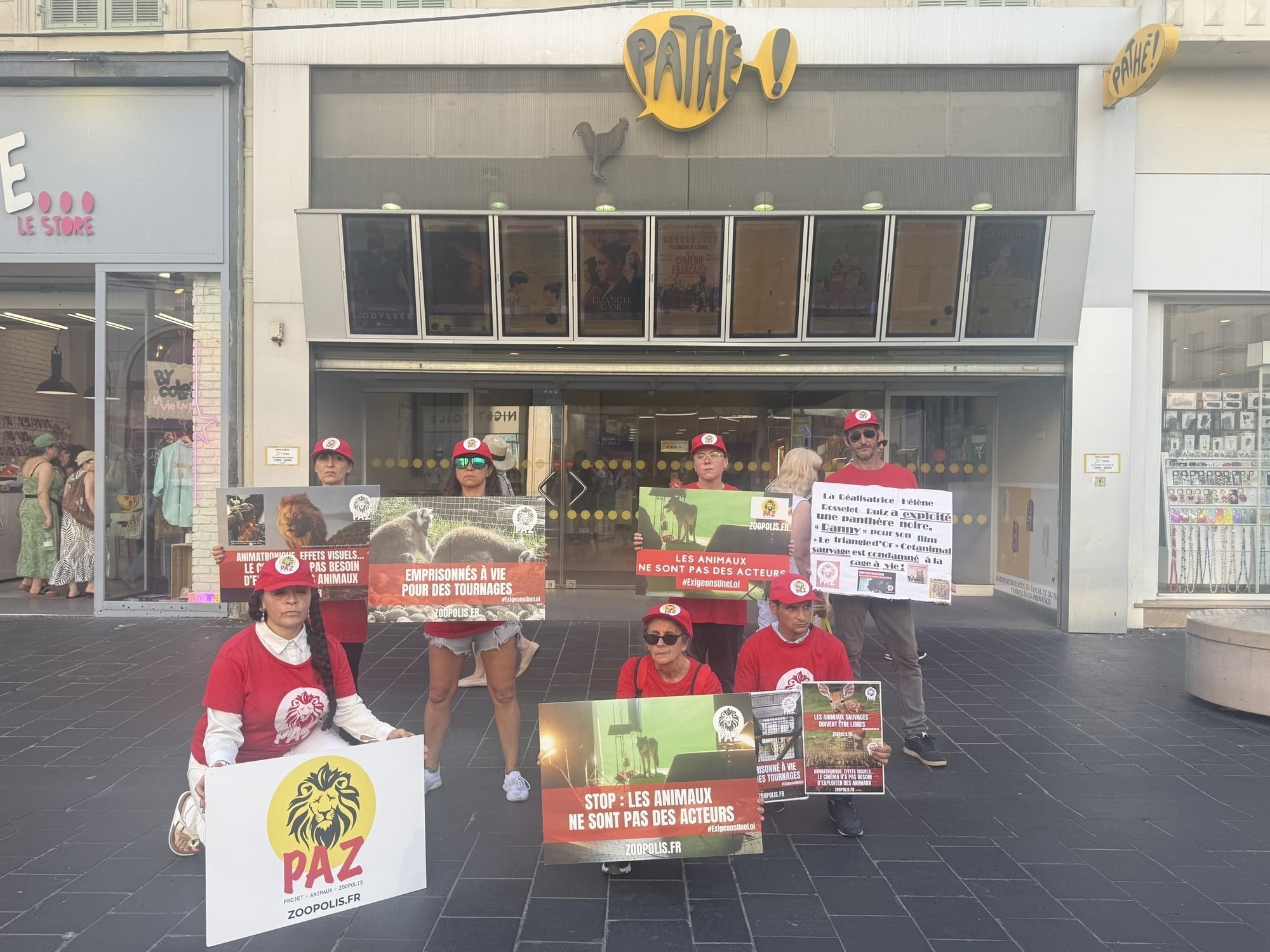 PAZ proteste contre la captivité de la panthère Ranny devant le Pathé Massena