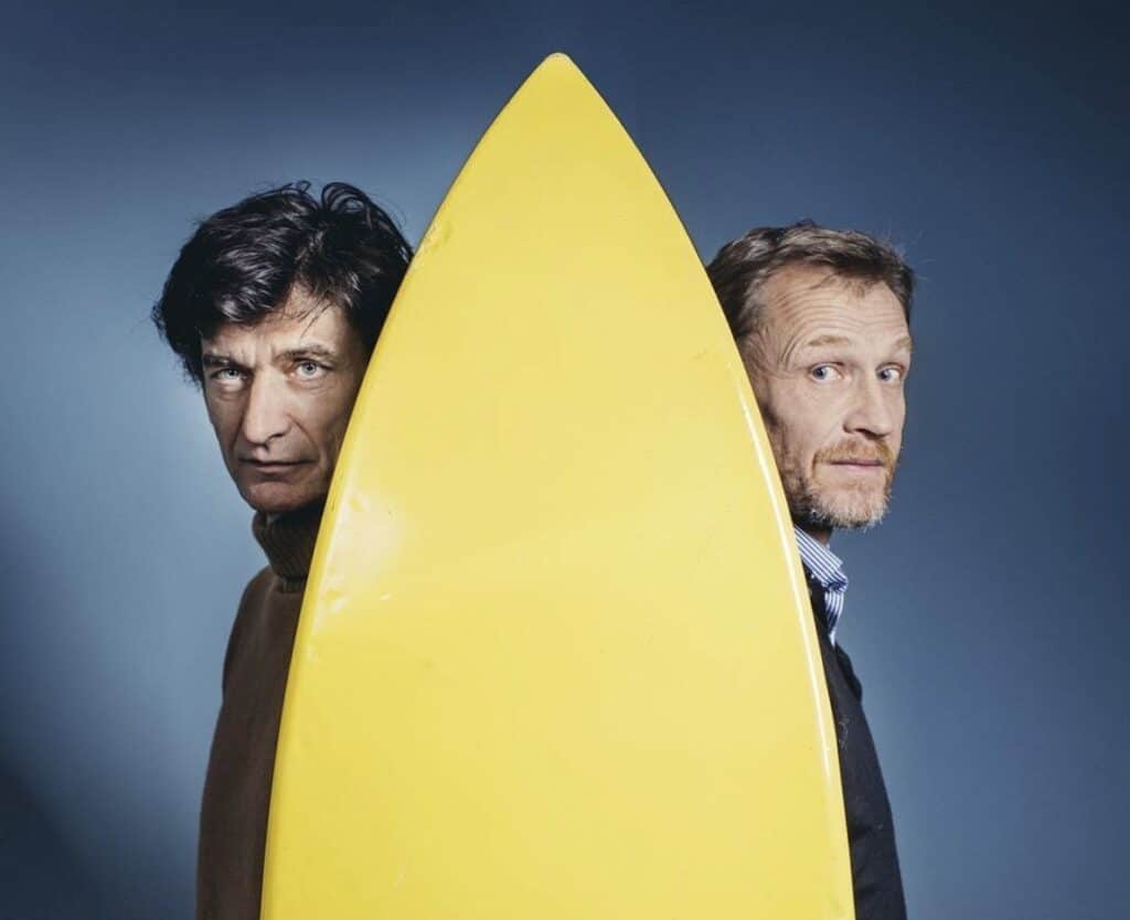 Nicolas Altmayer à droite de la planche de surf, symbole de sa comédie culte Brice de Nice, avec à sa gauche son frère Eric. Tout deux sont gérant de la société SNC Catalogue MC
