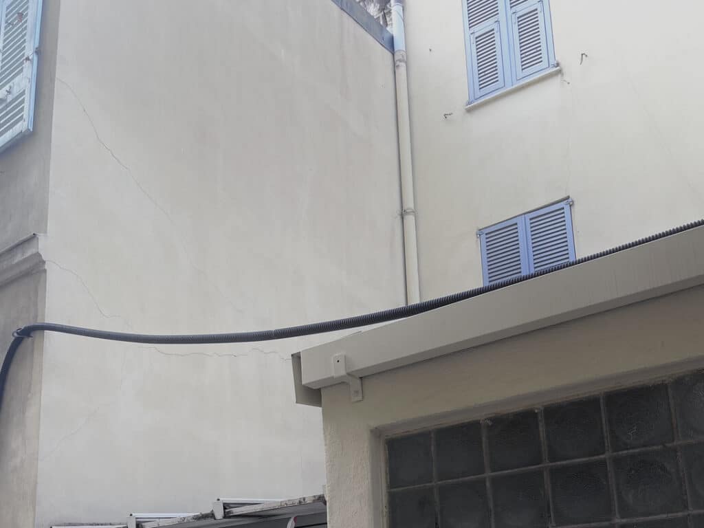 Une partie de la fissure visible sur l'immeuble de la rue Debray de Nice.