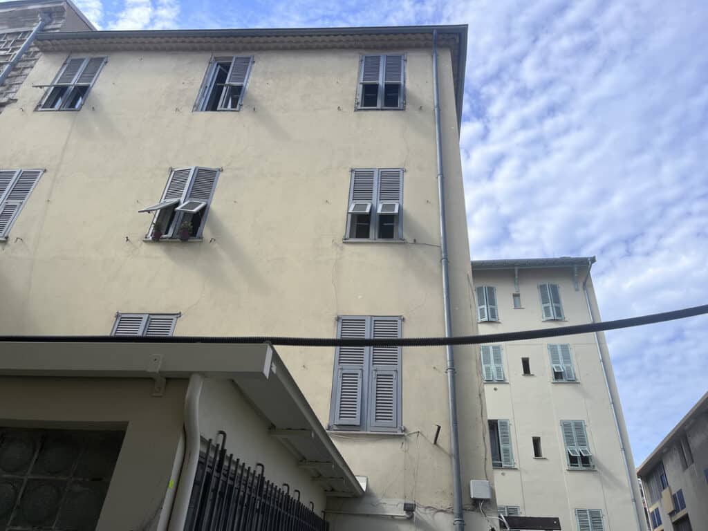 Les volets pas complétements fermés des appartements de l'immeuble Rue Debray à Nice.