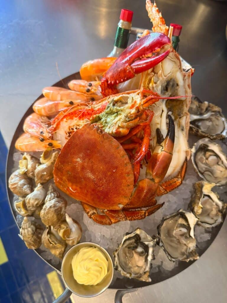 Un plateau de fruit de mer, avec crevettes, coquillages, crabe, huîtres...