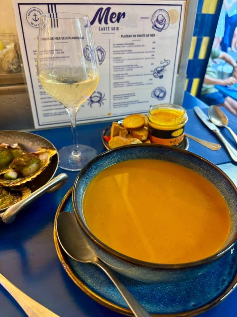 Une soupe orange dans un bol bleu.