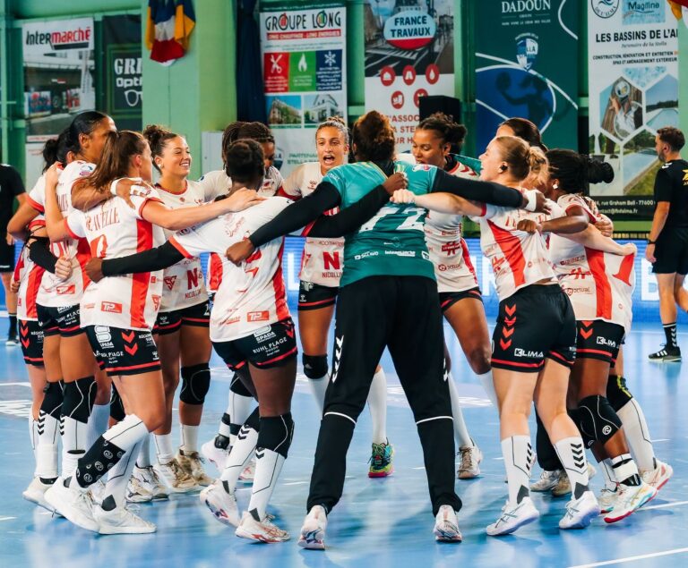 Les joueuses de l'OGC nice handball en cercle célébrant leurs victoire