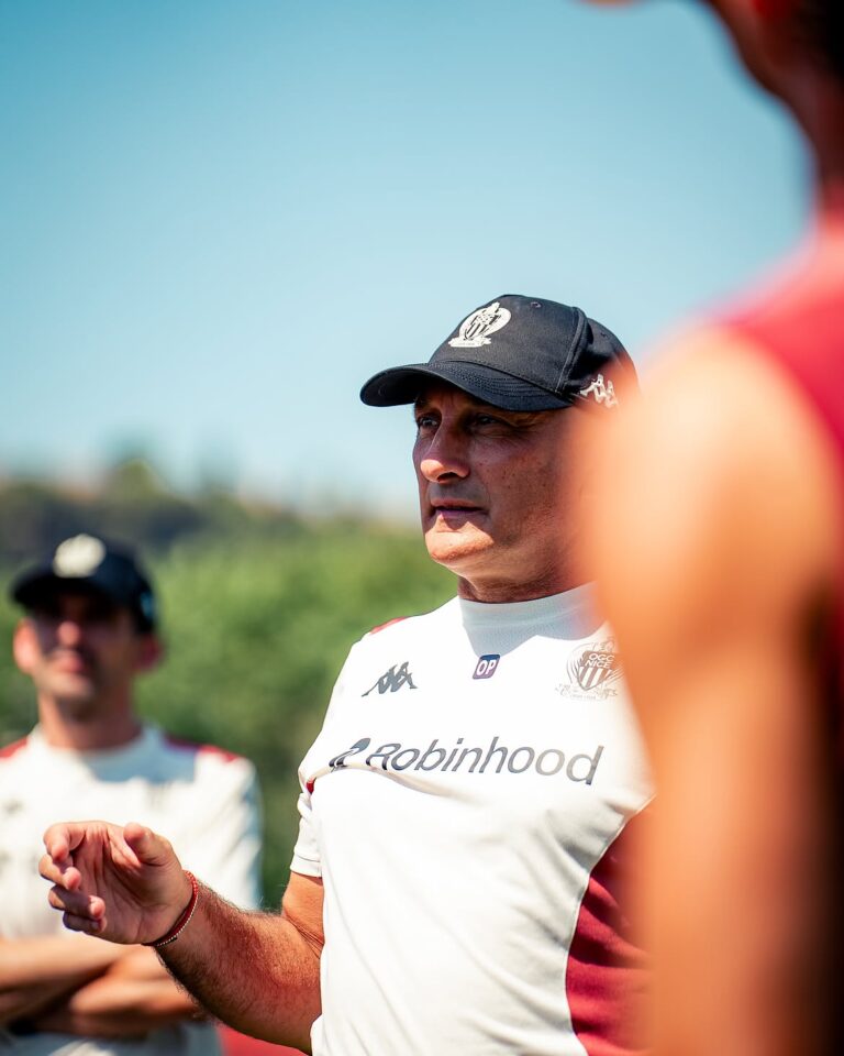 Olivier Pantaloni à l'entrainement avec ses joueurs.