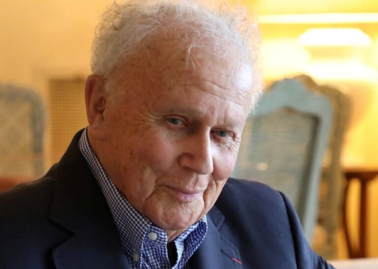 Le journaliste animateur radio Philippe Bouvard en costume.