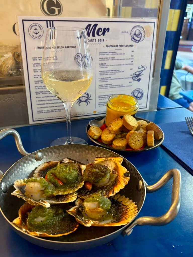 Des coquilles St Jacques dans un poêlon.