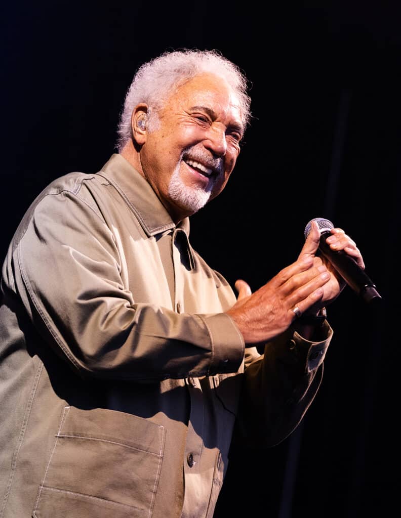 Le chanteur Tom Jones en veste en cuire beige.